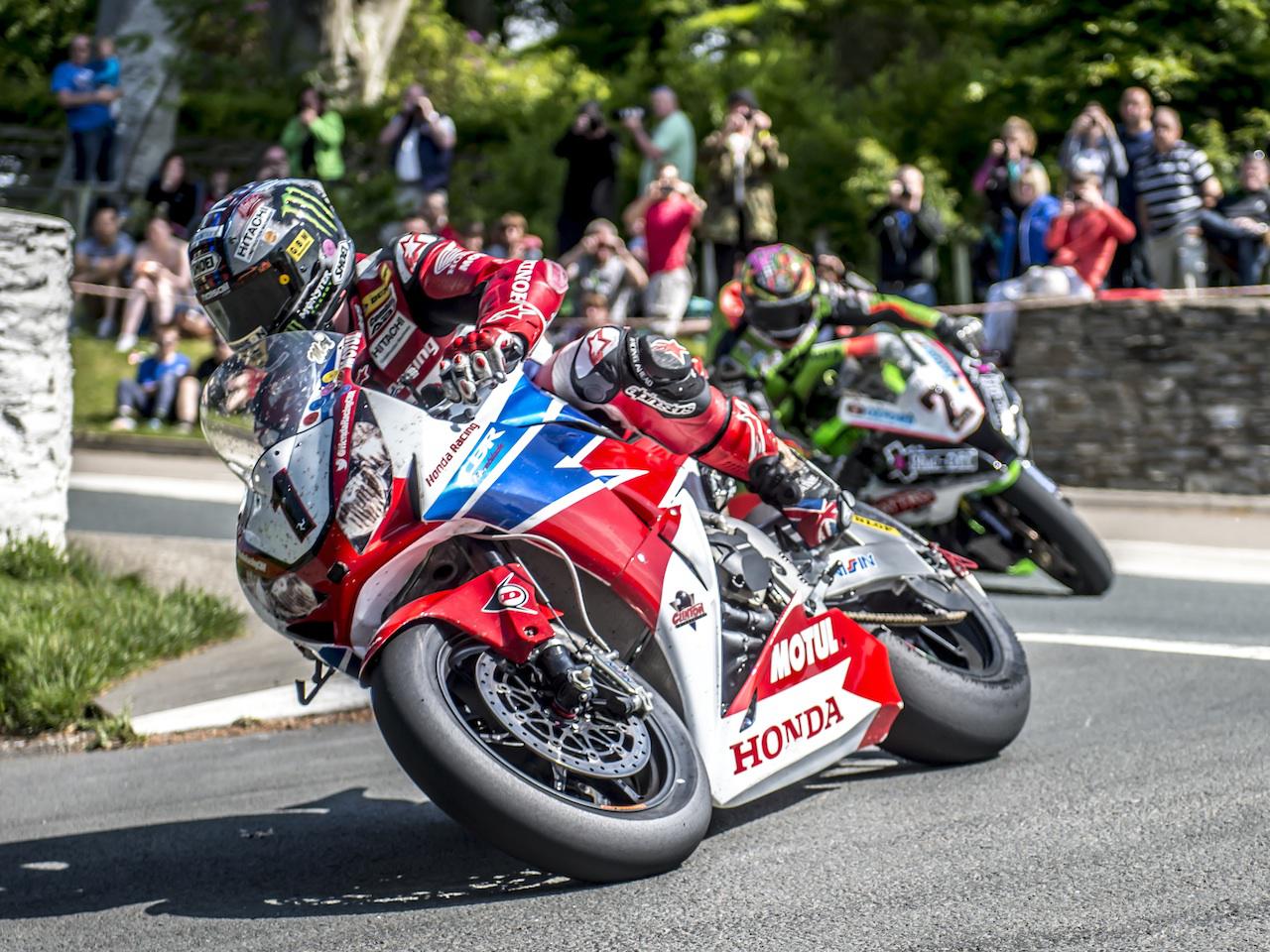 Isle of man tt. Мотоциклы TT Isle of man. Остров Мэн мотогонки. Isle of man TT Yamaha r1. TT men.