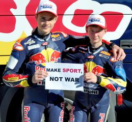 Россиянин Макар Юрченко и украинец Никита Калинин объединились на чемпионате Red Bull MotoGP Rookies Cup, чтобы призвать к дружбе народов